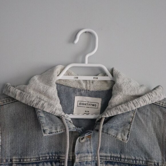 EightyTwo Women's Blue Sz M Light Wash Buttoned Knit Hooded Denim Jacket - Picture 4 of 13